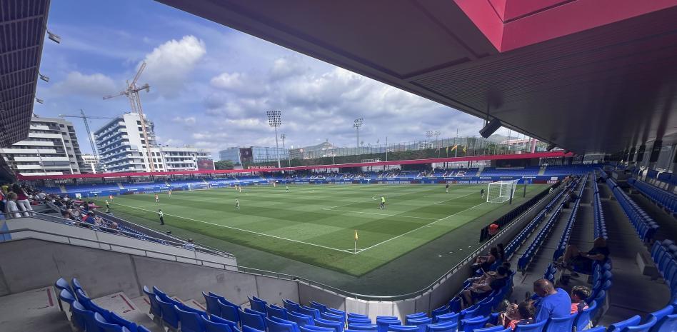 开云在线-世体：西甲派代表考察巴萨临时球场，确保与瓦伦比赛顺利进行